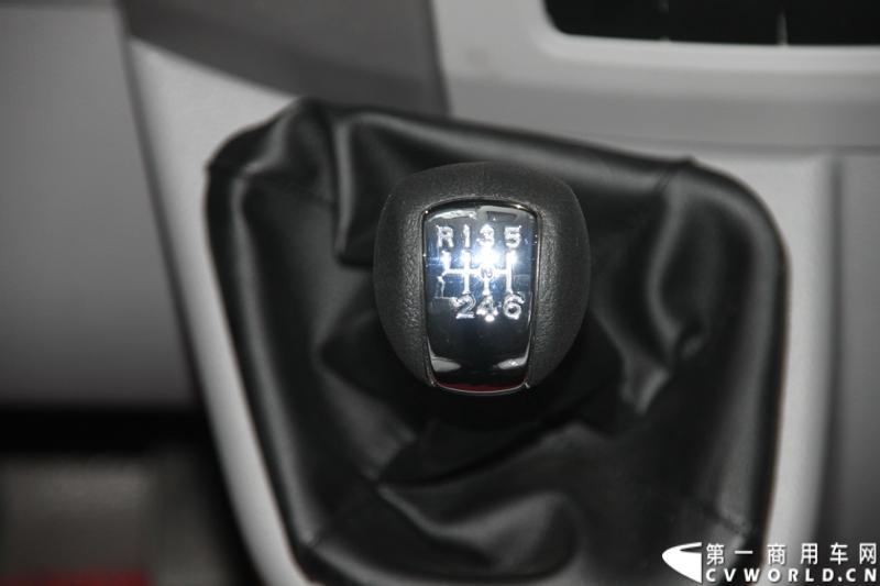 3月29日，东风御风全新的高效物流车——“御利宝”在浙江义乌上市。此次上市的东风御风“御利宝”，排量为2.5T，是一款专门针对城市物流行业以及中小企业主使用需求特别定制推出的高效物流车，价位介于13.28万-15.98万元。