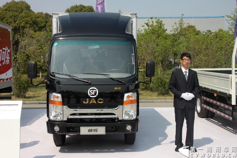 4月10日,2014北京车展江淮汽车主题日活动在合肥举办，在本次活动上，江淮汽车携旗下乘用车、商用车全体“参展”成员悉数亮相。就商用车而言，即将参加北京车展的有格尔发重卡、江淮帅铃轻卡、帅铃皮卡以及星锐多功能商务车等车型。图为江淮帅铃窄体轻卡。