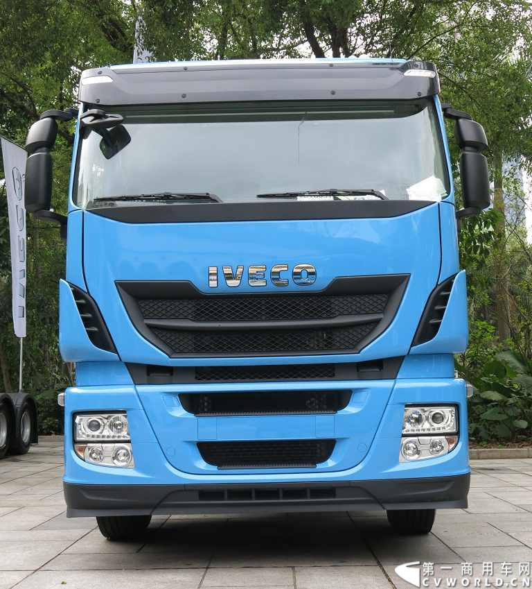 4月10日，依维柯重返中国以来进口的首款高端重卡车型，经过紧张的法规认证、销售网络拓展和售后准备，首批5辆Stralis Hi-Way 500马力6x4高端牵引车终于运抵深圳，并交付国内客户，用于规定极其严格的危化品运输。图为现场等待交付的依维柯新Stralis Hi-Way重卡。