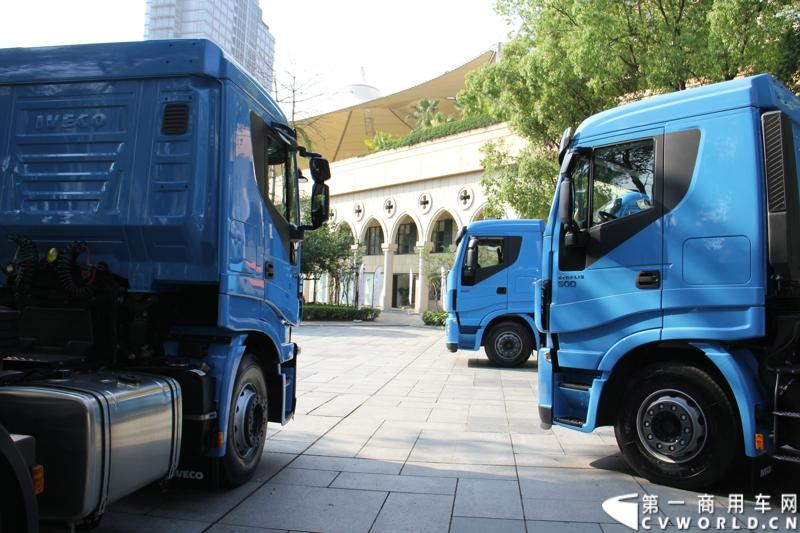 4月10日，依维柯重返中国以来进口的首款高端重卡车型，经过紧张的法规认证、销售网络拓展和售后准备，首批5辆Stralis Hi-Way 500马力6x4高端牵引车终于运抵深圳，并交付国内客户，用于规定极其严格的危化品运输。图为现场等待交付的依维柯新Stralis Hi-Way重卡。