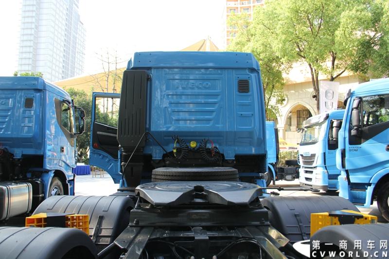 4月10日，依维柯重返中国以来进口的首款高端重卡车型，经过紧张的法规认证、销售网络拓展和售后准备，首批5辆Stralis Hi-Way 500马力6x4高端牵引车终于运抵深圳，并交付国内客户，用于规定极其严格的危化品运输。图为现场等待交付的依维柯新Stralis Hi-Way重卡。