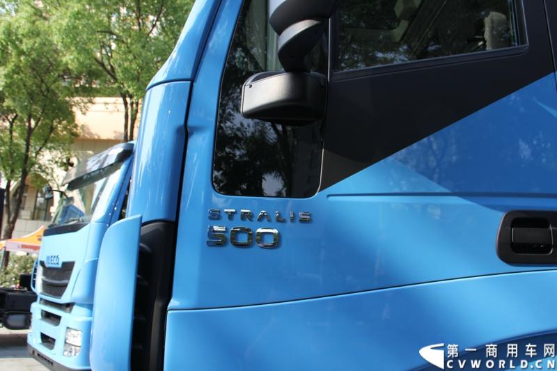 4月10日，依维柯重返中国以来进口的首款高端重卡车型，经过紧张的法规认证、销售网络拓展和售后准备，首批5辆Stralis Hi-Way 500马力6x4高端牵引车终于运抵深圳，并交付国内客户，用于规定极其严格的危化品运输。图为现场等待交付的依维柯新Stralis Hi-Way重卡。