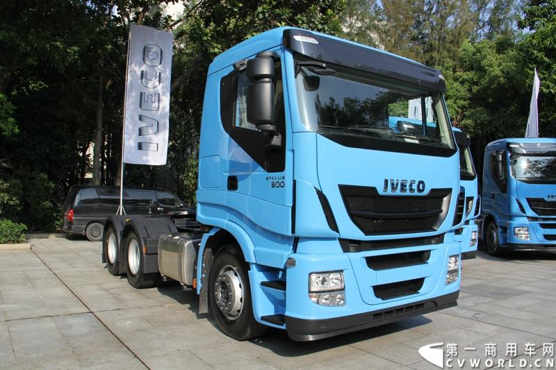 4月10日，依维柯重返中国以来进口的首款高端重卡车型，经过紧张的法规认证、销售网络拓展和售后准备，首批5辆Stralis Hi-Way 500马力6x4高端牵引车终于运抵深圳，并交付国内客户，用于规定极其严格的危化品运输。图为现场等待交付的依维柯新Stralis Hi-Way重卡。