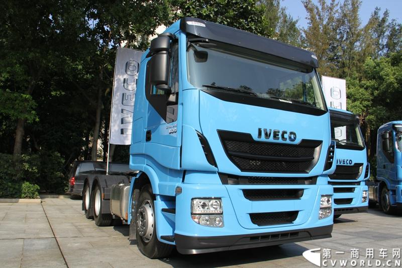 4月10日，依维柯重返中国以来进口的首款高端重卡车型，经过紧张的法规认证、销售网络拓展和售后准备，首批5辆Stralis Hi-Way 500马力6x4高端牵引车终于运抵深圳，并交付国内客户，用于规定极其严格的危化品运输。图为现场等待交付的依维柯新Stralis Hi-Way重卡。