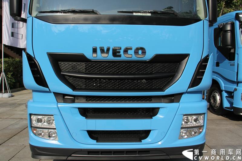 4月10日，依维柯重返中国以来进口的首款高端重卡车型，经过紧张的法规认证、销售网络拓展和售后准备，首批5辆Stralis Hi-Way 500马力6x4高端牵引车终于运抵深圳，并交付国内客户，用于规定极其严格的危化品运输。图为现场等待交付的依维柯新Stralis Hi-Way重卡。