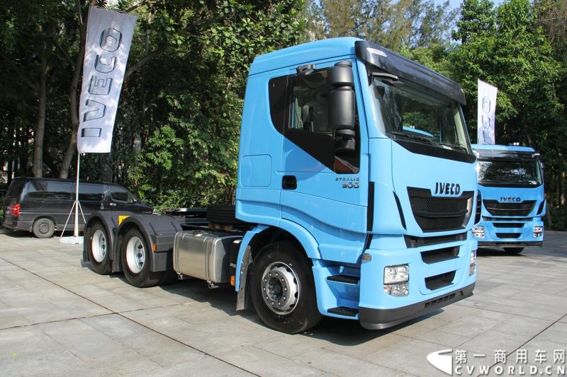 4月10日，依维柯重返中国以来进口的首款高端重卡车型，经过紧张的法规认证、销售网络拓展和售后准备，首批5辆Stralis Hi-Way 500马力6x4高端牵引车终于运抵深圳，并交付国内客户，用于规定极其严格的危化品运输。图为现场等待交付的依维柯新Stralis Hi-Way重卡。