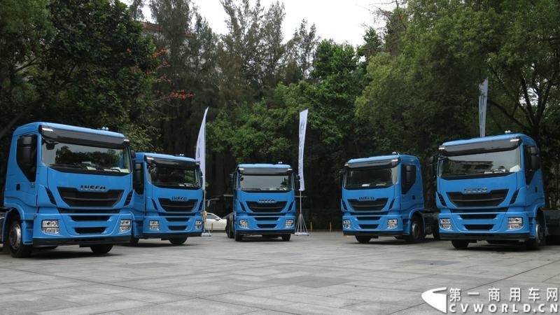 4月10日，依维柯重返中国以来进口的首款高端重卡车型，经过紧张的法规认证、销售网络拓展和售后准备，首批5辆Stralis Hi-Way 500马力6x4高端牵引车终于运抵深圳，并交付国内客户，用于规定极其严格的危化品运输。图为现场等待交付的依维柯新Stralis Hi-Way重卡。