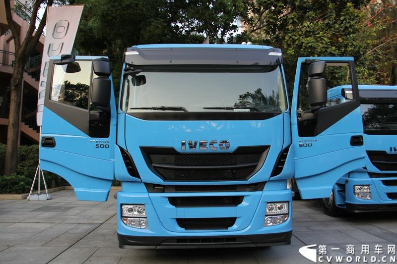 4月10日，依维柯重返中国以来进口的首款高端重卡车型，经过紧张的法规认证、销售网络拓展和售后准备，首批5辆Stralis Hi-Way 500马力6x4高端牵引车终于运抵深圳，并交付国内客户，用于规定极其严格的危化品运输。图为现场等待交付的依维柯新Stralis Hi-Way重卡。