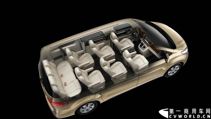 近日，上汽大通在浙江平湖九龙山举行了G10驾乘体验活动，通过一系列的试乘试驾环节，对G10的7座豪华行政版进行了全面实测。在试驾中，G10在外观设计、动力性能、空间舒适度等诸多方面都表现优异。图为G10 9座原状态。