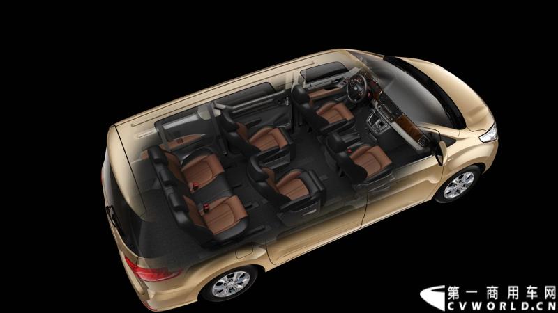 近日，上汽大通在浙江平湖九龙山举行了G10驾乘体验活动，通过一系列的试乘试驾环节，对G10的7座豪华行政版进行了全面实测。在试驾中，G10在外观设计、动力性能、空间舒适度等诸多方面都表现优异。图为G10 7座原状态黑色内饰。