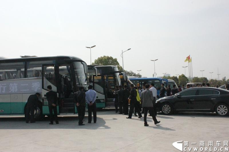 2014年4月10日，“安凯美丽中国行”第二季启动仪式在扬州举行。来自全国的80多家安凯客车用户代表，以及30多家媒体聚首扬州，共同见证安凯客车这场开年大戏。图为启动仪式现场展出的安凯客车。