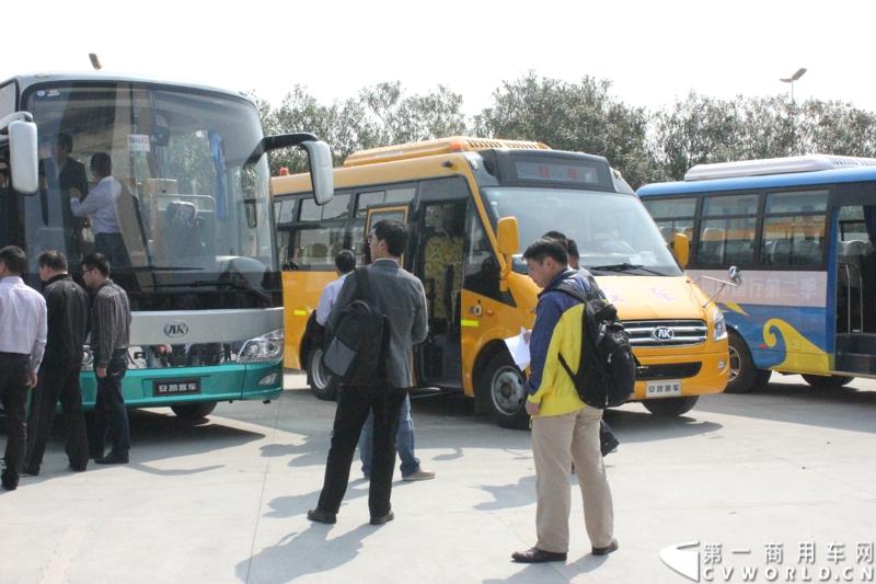 2014年4月10日，“安凯美丽中国行”第二季启动仪式在扬州举行。来自全国的80多家安凯客车用户代表，以及30多家媒体聚首扬州，共同见证安凯客车这场开年大戏。图为启动仪式现场展出的安凯客车。