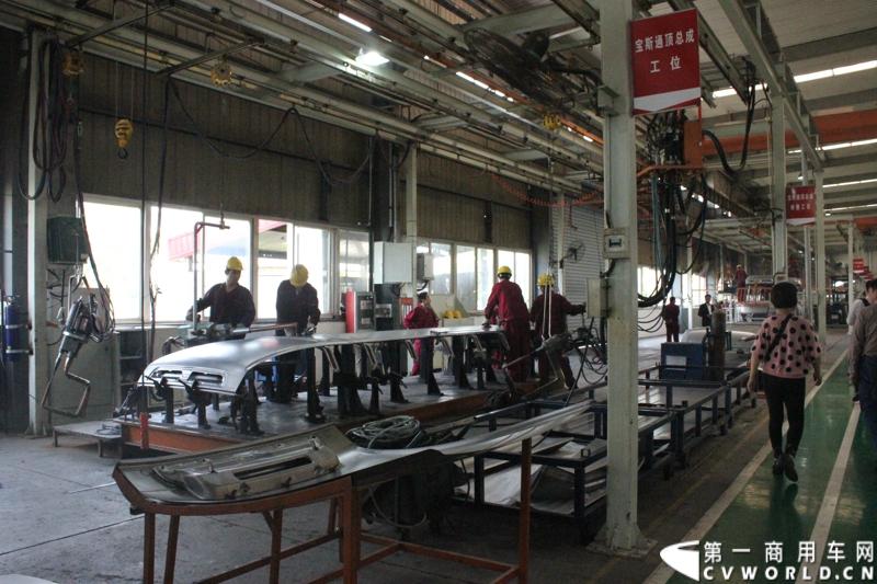 2014年4月10日，“安凯美丽中国行”第二季启动仪式在扬州举行。在本次活动上，安凯客车重点展示了宝斯通和星巴等产品，并安排与会客户和媒体参观了安凯扬州分公司的电泳生产线。图为安凯扬州分公司生产线。
