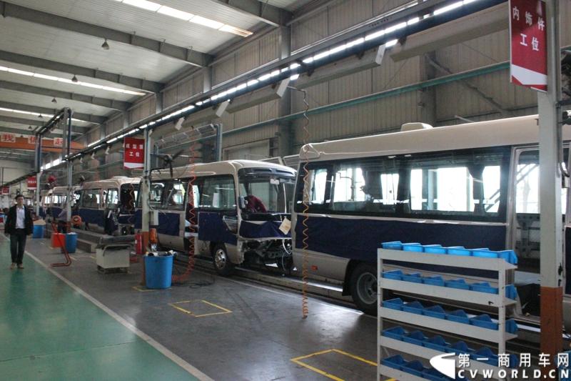 2014年4月10日，“安凯美丽中国行”第二季启动仪式在扬州举行。在本次活动上，安凯客车重点展示了宝斯通和星巴等产品，并安排与会客户和媒体参观了安凯扬州分公司的电泳生产线。图为安凯扬州分公司生产线。