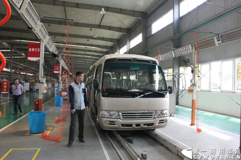 2014年4月10日，“安凯美丽中国行”第二季启动仪式在扬州举行。在本次活动上，安凯客车重点展示了宝斯通和星巴等产品，并安排与会客户和媒体参观了安凯扬州分公司的电泳生产线。图为安凯扬州分公司生产线。