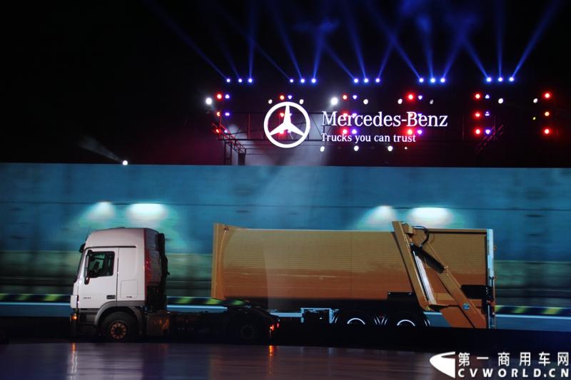 4月18日，“2014梅赛德斯-奔驰卡车品牌盛典”在天津隆重揭幕。盛典现场，梅赛德斯-奔驰卡车面向中国市场发布了全新品牌主张——“不负众托”（TRUCKS YOU CAN TRUST），深入诠释了一百多年来用户对梅赛德斯-奔驰品牌的托付与信任，有力印证了梅赛德斯-奔驰卡车植根中国市场的决心与信念。图为品牌盛典现场。