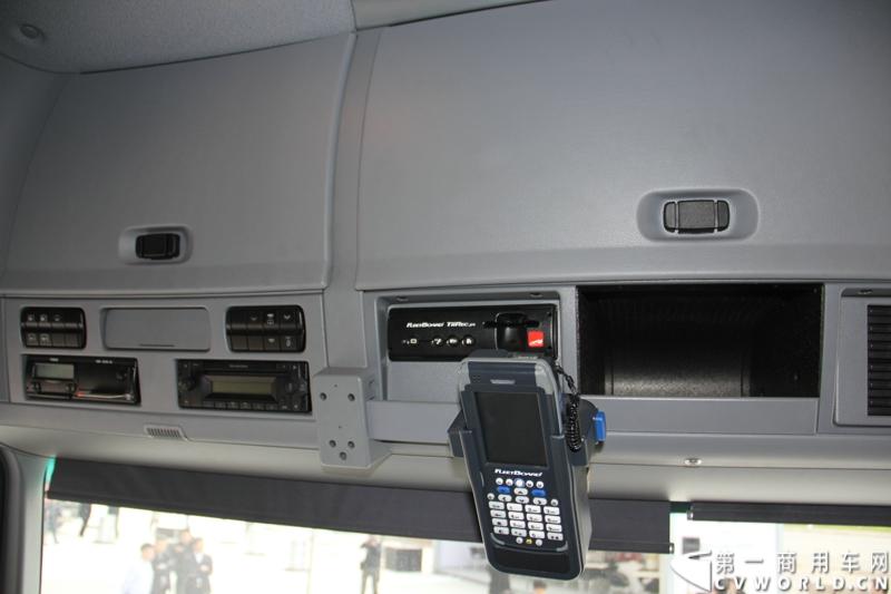 4月18日，“2014梅赛德斯-奔驰卡车品牌盛典”在天津隆重揭幕。盛典现场，梅赛德斯-奔驰卡车面向中国市场发布了全新品牌主张——“不负众托”（TRUCKS YOU CAN TRUST），深入诠释了一百多年来用户对梅赛德斯-奔驰品牌的托付与信任，有力印证了梅赛德斯-奔驰卡车植根中国市场的决心与信念。图为现场展示的梅赛德斯-奔驰Actros 2644 6×2 后气囊提升牵引车。