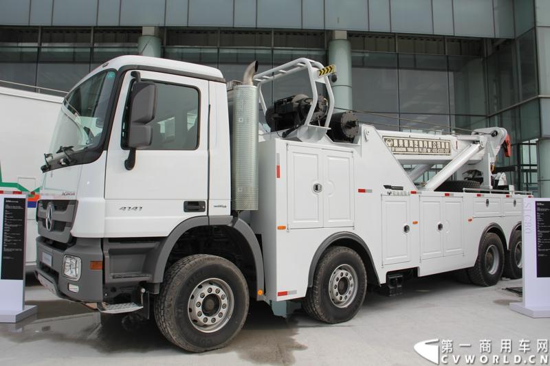 4月18日，“2014梅赛德斯-奔驰卡车品牌盛典”在天津隆重揭幕。盛典现场，梅赛德斯-奔驰卡车面向中国市场发布了全新品牌主张——“不负众托”（TRUCKS YOU CAN TRUST），深入诠释了一百多年来用户对梅赛德斯-奔驰品牌的托付与信任，有力印证了梅赛德斯-奔驰卡车植根中国市场的决心与信念。图为现场展示的梅赛德斯-奔驰Actros 4141 8×4 道路清障车。