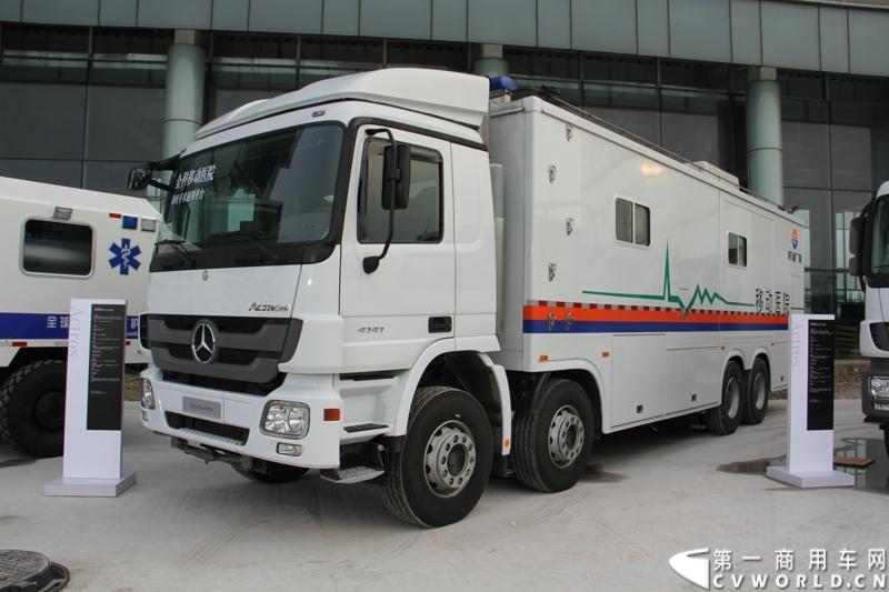4月18日，“2014梅赛德斯-奔驰卡车品牌盛典”在天津隆重揭幕。盛典现场，梅赛德斯-奔驰卡车面向中国市场发布了全新品牌主张——“不负众托”（TRUCKS YOU CAN TRUST），深入诠释了一百多年来用户对梅赛德斯-奔驰品牌的托付与信任，有力印证了梅赛德斯-奔驰卡车植根中国市场的决心与信念。图为现场展示的梅赛德斯-奔驰Actros 4141 8×4 底盘。