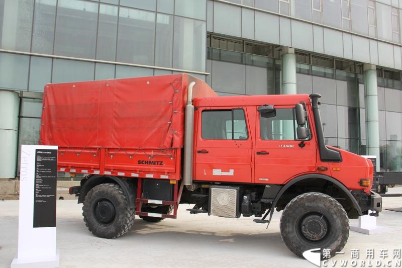 4月18日，“2014梅赛德斯-奔驰卡车品牌盛典”在天津隆重揭幕。盛典现场，梅赛德斯-奔驰卡车面向中国市场发布了全新品牌主张——“不负众托”（TRUCKS YOU CAN TRUST），深入诠释了一百多年来用户对梅赛德斯-奔驰品牌的托付与信任，有力印证了梅赛德斯-奔驰卡车植根中国市场的决心与信念。图为现场展示的梅赛德斯-奔驰Zetros 2733 6×6越野底盘。