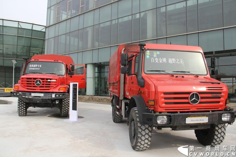 4月18日，“2014梅赛德斯-奔驰卡车品牌盛典”在天津隆重揭幕。盛典现场，梅赛德斯-奔驰卡车面向中国市场发布了全新品牌主张——“不负众托”（TRUCKS YOU CAN TRUST），深入诠释了一百多年来用户对梅赛德斯-奔驰品牌的托付与信任，有力印证了梅赛德斯-奔驰卡车植根中国市场的决心与信念。图为现场展示的梅赛德斯-奔驰乌尼莫克U4000 4×4越野底盘。