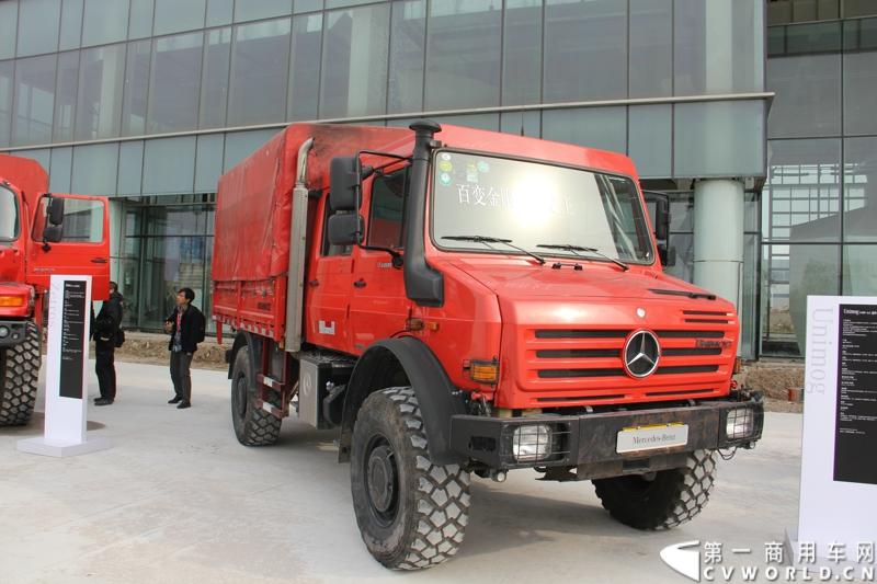 4月18日，“2014梅赛德斯-奔驰卡车品牌盛典”在天津隆重揭幕。盛典现场，梅赛德斯-奔驰卡车面向中国市场发布了全新品牌主张——“不负众托”（TRUCKS YOU CAN TRUST），深入诠释了一百多年来用户对梅赛德斯-奔驰品牌的托付与信任，有力印证了梅赛德斯-奔驰卡车植根中国市场的决心与信念。图为现场展示的梅赛德斯-奔驰乌尼莫克U4000 4×4越野底盘。