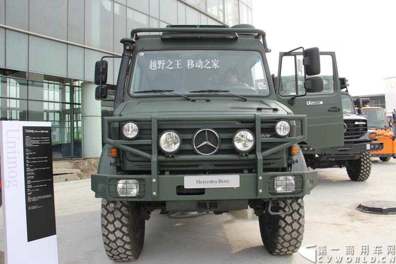 4月18日，“2014梅赛德斯-奔驰卡车品牌盛典”在天津隆重揭幕。盛典现场，梅赛德斯-奔驰卡车面向中国市场发布了全新品牌主张——“不负众托”（TRUCKS YOU CAN TRUST），深入诠释了一百多年来用户对梅赛德斯-奔驰品牌的托付与信任，有力印证了梅赛德斯-奔驰卡车植根中国市场的决心与信念。图为现场展示的梅赛德斯-奔驰乌尼莫克U5000 4×4越野房车底盘。