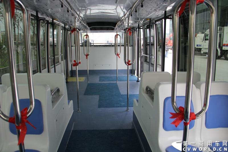 4月18日，“2014梅赛德斯-奔驰卡车品牌盛典”在天津隆重揭幕。盛典现场，梅赛德斯-奔驰卡车面向中国市场发布了全新品牌主张——“不负众托”（TRUCKS YOU CAN TRUST），深入诠释了一百多年来用户对梅赛德斯-奔驰品牌的托付与信任，有力印证了梅赛德斯-奔驰卡车植根中国市场的决心与信念。图为现场展示的梅赛德斯-奔驰A30机场摆渡车展示。