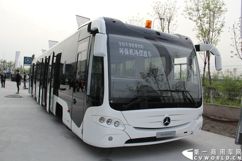 4月18日，“2014梅赛德斯-奔驰卡车品牌盛典”在天津隆重揭幕。盛典现场，梅赛德斯-奔驰卡车面向中国市场发布了全新品牌主张——“不负众托”（TRUCKS YOU CAN TRUST），深入诠释了一百多年来用户对梅赛德斯-奔驰品牌的托付与信任，有力印证了梅赛德斯-奔驰卡车植根中国市场的决心与信念。图为现场展示的梅赛德斯-奔驰A30机场摆渡车展示。