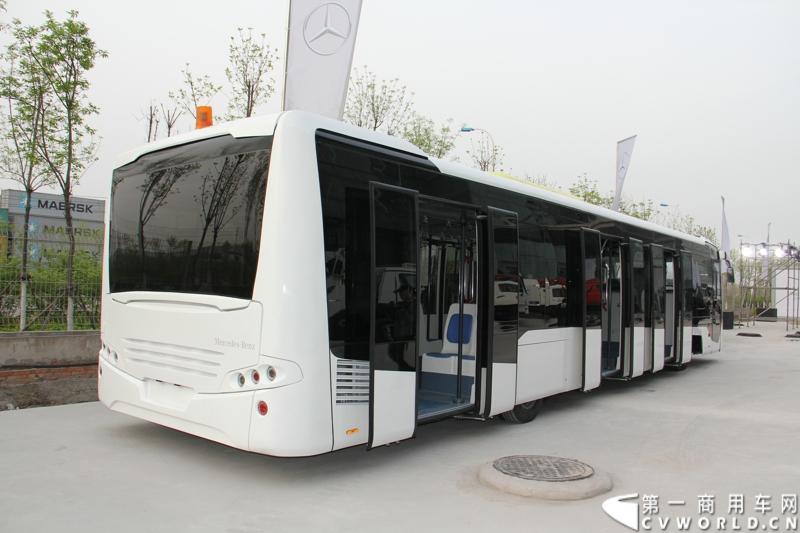 4月18日，“2014梅赛德斯-奔驰卡车品牌盛典”在天津隆重揭幕。盛典现场，梅赛德斯-奔驰卡车面向中国市场发布了全新品牌主张——“不负众托”（TRUCKS YOU CAN TRUST），深入诠释了一百多年来用户对梅赛德斯-奔驰品牌的托付与信任，有力印证了梅赛德斯-奔驰卡车植根中国市场的决心与信念。图为现场展示的梅赛德斯-奔驰A30机场摆渡车展示。