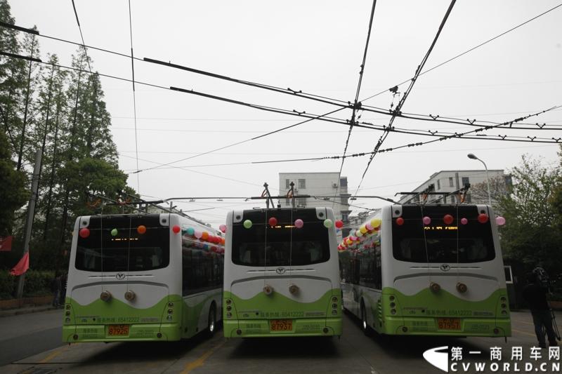 4月17日上午，上海即充式纯电动公交发车仪式在上海巴士电车有限公司举行，第一批青年JNP6120BEV1纯电公交依次驶出停车场，这标志着新一代即充式纯电公交正式进驻上海。据了解，首批60台新电车将投放到8、15、28等三条线路。随着后续车辆分批交付， 将有近300辆青年新电车为上海发展绿色公交添力。