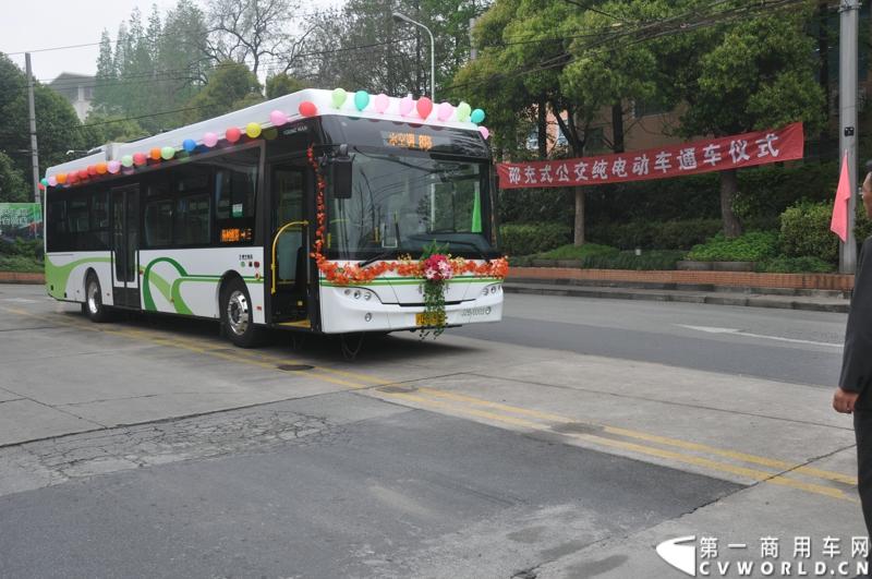 4月17日上午，上海即充式纯电动公交发车仪式在上海巴士电车有限公司举行，第一批青年JNP6120BEV1纯电公交依次驶出停车场，这标志着新一代即充式纯电公交正式进驻上海。据了解，首批60台新电车将投放到8、15、28等三条线路。随着后续车辆分批交付， 将有近300辆青年新电车为上海发展绿色公交添力。