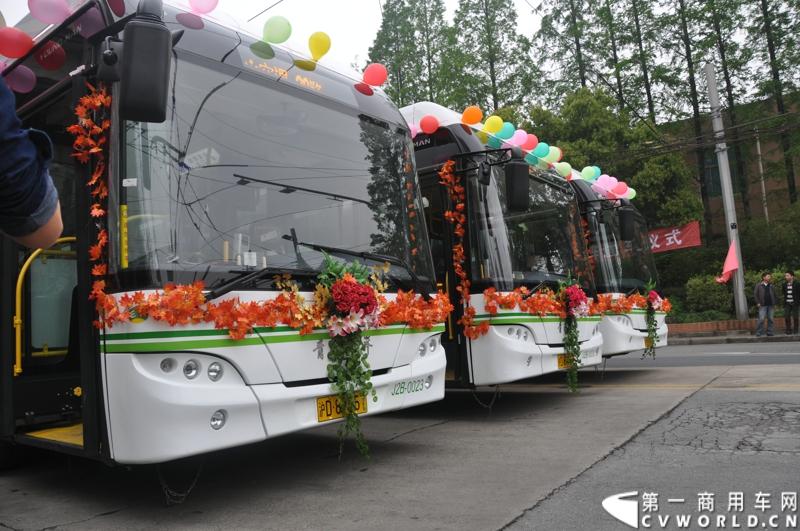 4月17日上午，上海即充式纯电动公交发车仪式在上海巴士电车有限公司举行，第一批青年JNP6120BEV1纯电公交依次驶出停车场，这标志着新一代即充式纯电公交正式进驻上海。据了解，首批60台新电车将投放到8、15、28等三条线路。随着后续车辆分批交付， 将有近300辆青年新电车为上海发展绿色公交添力。