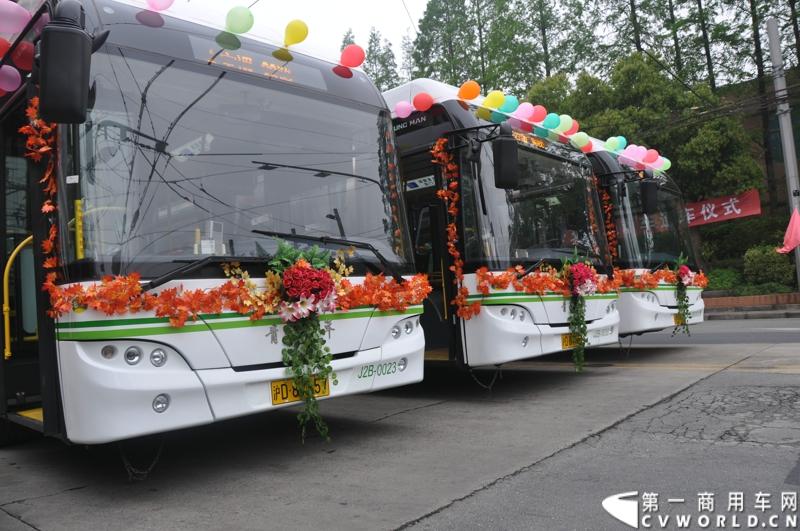 4月17日上午，上海即充式纯电动公交发车仪式在上海巴士电车有限公司举行，第一批青年JNP6120BEV1纯电公交依次驶出停车场，这标志着新一代即充式纯电公交正式进驻上海。据了解，首批60台新电车将投放到8、15、28等三条线路。随着后续车辆分批交付， 将有近300辆青年新电车为上海发展绿色公交添力。