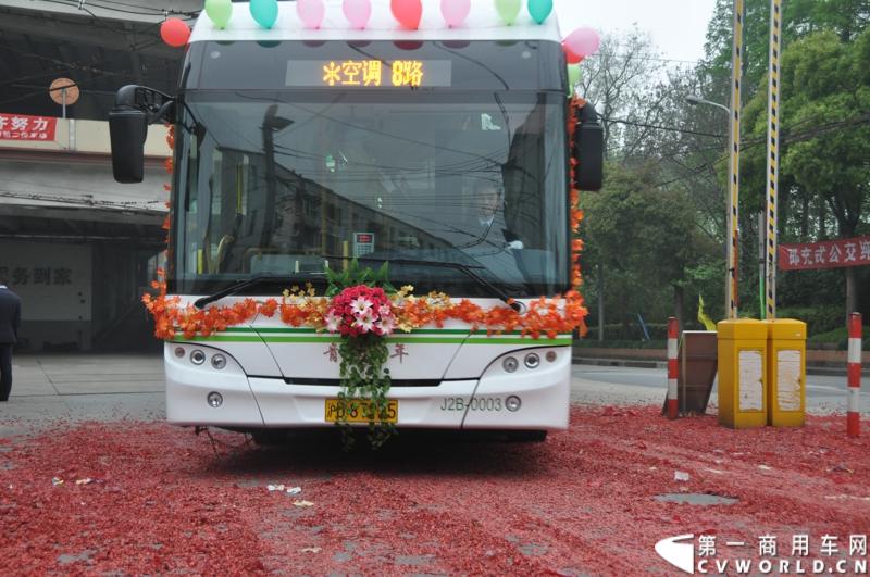 4月17日上午，上海即充式纯电动公交发车仪式在上海巴士电车有限公司举行，第一批青年JNP6120BEV1纯电公交依次驶出停车场，这标志着新一代即充式纯电公交正式进驻上海。据了解，首批60台新电车将投放到8、15、28等三条线路。随着后续车辆分批交付， 将有近300辆青年新电车为上海发展绿色公交添力。