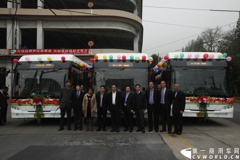 4月17日上午，上海即充式纯电动公交发车仪式在上海巴士电车有限公司举行，第一批青年JNP6120BEV1纯电公交依次驶出停车场，这标志着新一代即充式纯电公交正式进驻上海。据了解，首批60台新电车将投放到8、15、28等三条线路。随着后续车辆分批交付， 将有近300辆青年新电车为上海发展绿色公交添力。