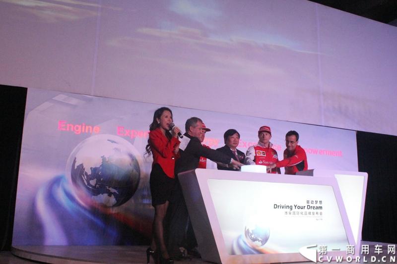 4月17日，潍柴控股集团在上海召开潍柴国际化品牌的全球发布会，并在会上宣布潍柴的新品牌将出现在F1中国大奖赛法拉利车队2014赛季F14 T 战车上，同时也会在选手和车队服装及装备有所体现。图为发布会现场。