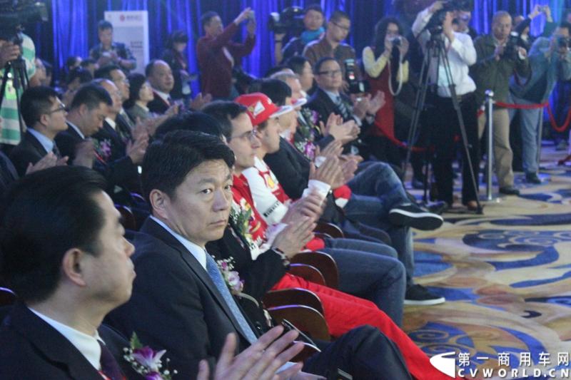 4月17日，潍柴控股集团在上海召开潍柴国际化品牌的全球发布会，并在会上宣布潍柴的新品牌将出现在F1中国大奖赛法拉利车队2014赛季F14 T 战车上，同时也会在选手和车队服装及装备有所体现。图为发布会现场。