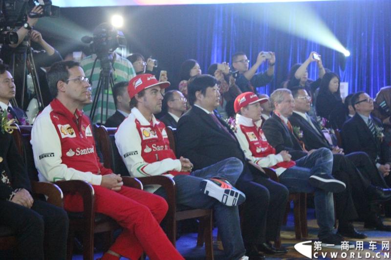 4月17日，潍柴控股集团在上海召开潍柴国际化品牌的全球发布会，并在会上宣布潍柴的新品牌将出现在F1中国大奖赛法拉利车队2014赛季F14 T 战车上，同时也会在选手和车队服装及装备有所体现。图为发布会现场。