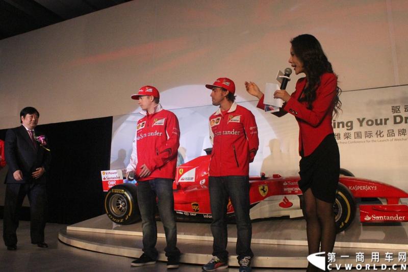 4月17日，潍柴控股集团在上海召开潍柴国际化品牌的全球发布会，并在会上宣布潍柴的新品牌将出现在F1中国大奖赛法拉利车队2014赛季F14 T 战车上，同时也会在选手和车队服装及装备有所体现。图为发布会现场。