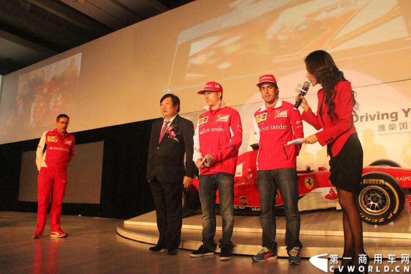 4月17日，潍柴控股集团在上海召开潍柴国际化品牌的全球发布会，并在会上宣布潍柴的新品牌将出现在F1中国大奖赛法拉利车队2014赛季F14 T 战车上，同时也会在选手和车队服装及装备有所体现。图为发布会现场。