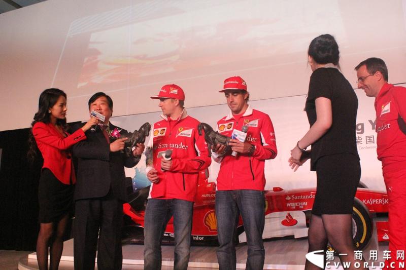 4月17日，潍柴控股集团在上海召开潍柴国际化品牌的全球发布会，并在会上宣布潍柴的新品牌将出现在F1中国大奖赛法拉利车队2014赛季F14 T 战车上，同时也会在选手和车队服装及装备有所体现。图为发布会现场。