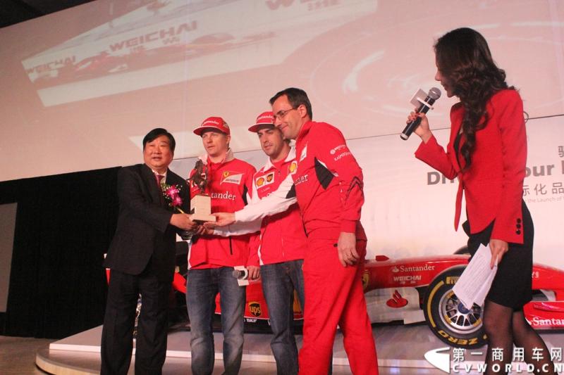 4月17日，潍柴控股集团在上海召开潍柴国际化品牌的全球发布会，并在会上宣布潍柴的新品牌将出现在F1中国大奖赛法拉利车队2014赛季F14 T 战车上，同时也会在选手和车队服装及装备有所体现。图为发布会现场。