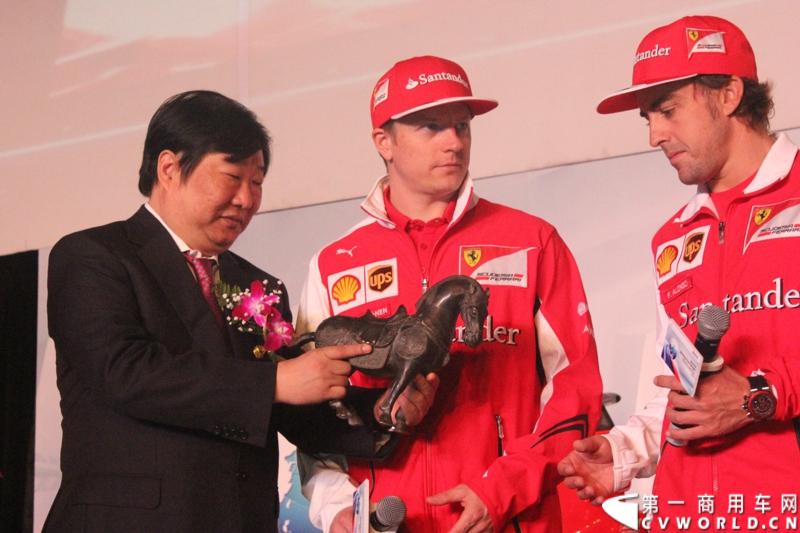 4月17日，潍柴控股集团在上海召开潍柴国际化品牌的全球发布会，并在会上宣布潍柴的新品牌将出现在F1中国大奖赛法拉利车队2014赛季F14 T 战车上，同时也会在选手和车队服装及装备有所体现。图为发布会现场。