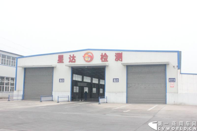 4月16日，陕汽重卡河北区域“烈焰行动”发布会暨石家庄地区第10000辆陕汽重卡交车仪式，在石家庄举行。活动当天，2014全国卡车特技体验营.石家庄分站也正式扬帆起航。图为交车仪式现场。