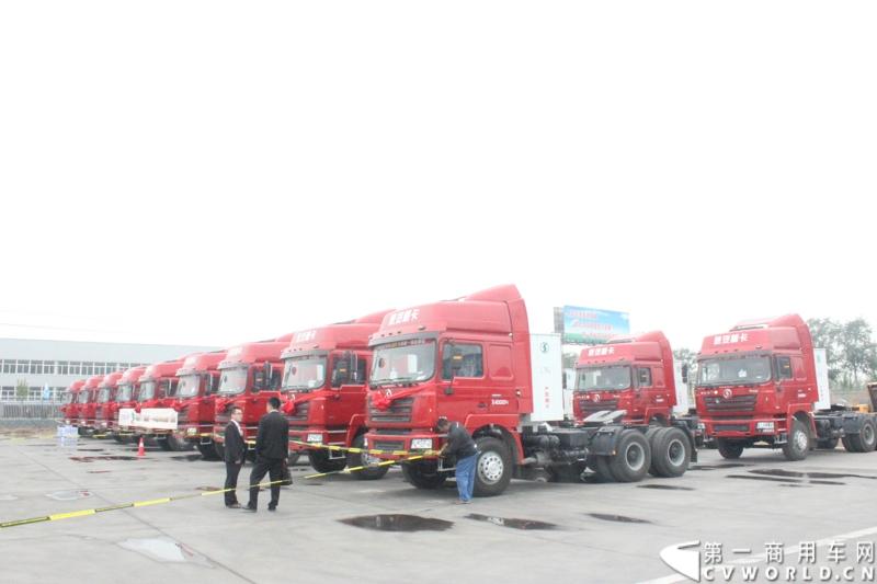 4月16日，陕汽重卡河北区域“烈焰行动”发布会暨石家庄地区第10000辆陕汽重卡交车仪式，在石家庄举行。活动当天，2014全国卡车特技体验营.石家庄分站也正式扬帆起航。图为交车仪式现场。