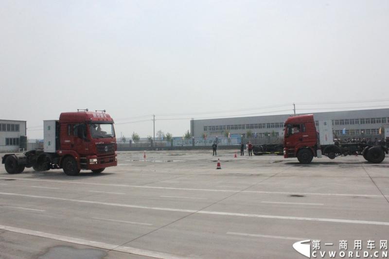 4月16日，陕汽重卡河北区域“烈焰行动”发布会暨石家庄地区第10000辆陕汽重卡交车仪式，在石家庄举行。活动当天，2014全国卡车特技体验营.石家庄分站也正式扬帆起航。图为交车仪式现场。