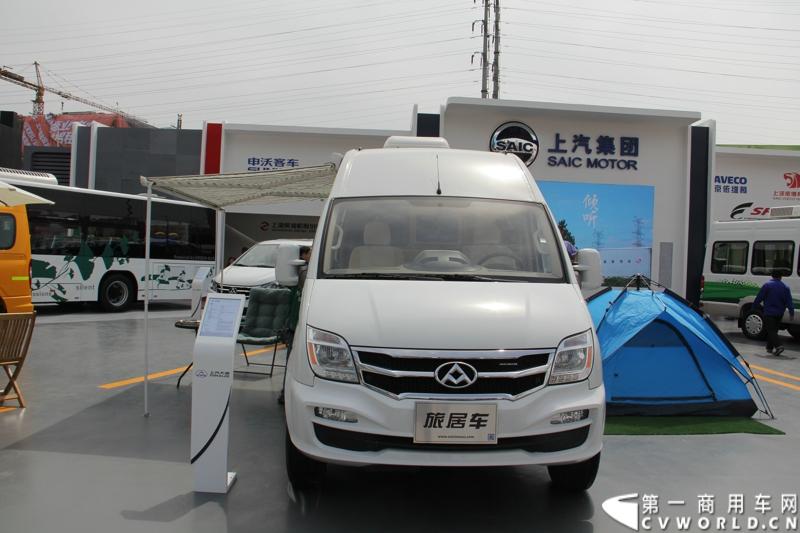 本次车展，上汽大通首次以全新家族阵容亮相。4月20日，上汽大通全球首发了国内首款增程式电动宽体轻客——V80 Hybrid，并发布又一款重量级产品——全领域MPV G10旗舰车型。活动现场，上汽大通还公布了G10 的 2.4与2.0T全系车型价格。图为上汽集团室外展台展出的大通V80旅居车。