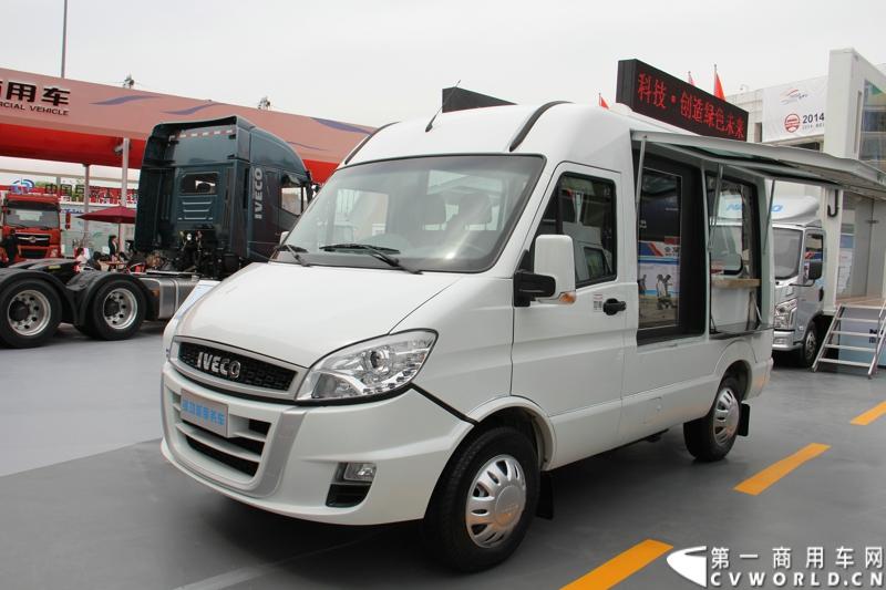 本届北京车展，南京依维柯随上汽集团集体参展。在上汽集团的室外展台，南京依维柯一共展出了三款产品。图为南京依维柯2014Power Daily服务车NJ5044XDWCD。