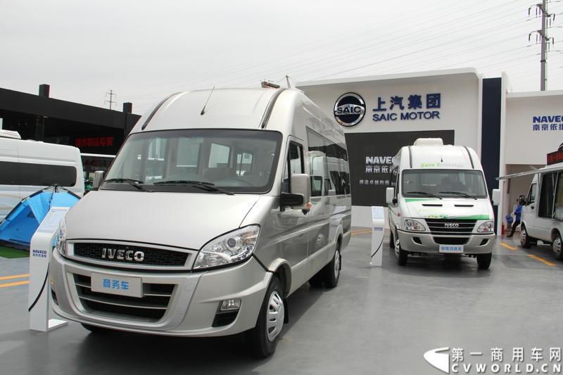 本届北京车展，南京依维柯随上汽集团集体参展。在上汽集团的室外展台，南京依维柯一共展出了三款产品。图为南京依维柯2014Power Daily豪华商务车NJ6604DC。